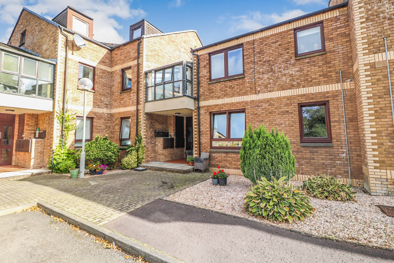 Flat 5, Park View, Brightons, FK2 0JT